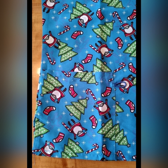 Women's Size Small Scrub Top by Gabby Brooke Christmas Santa pattern NWT - Picture 5 of 5